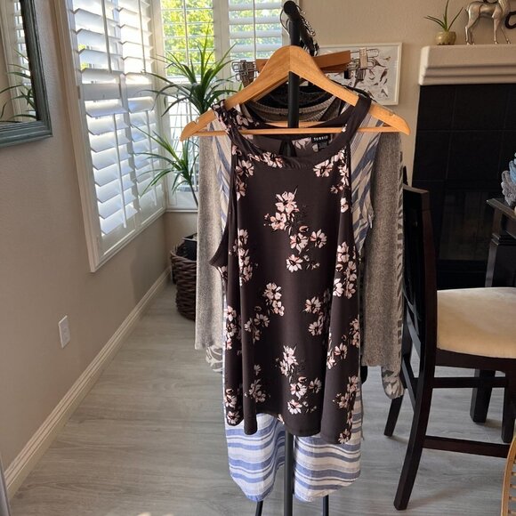 Torrid Tank Womens Size 1 Studio Knit High Neck Keyhole Back Floral Lightweight - Picture 15 of 15